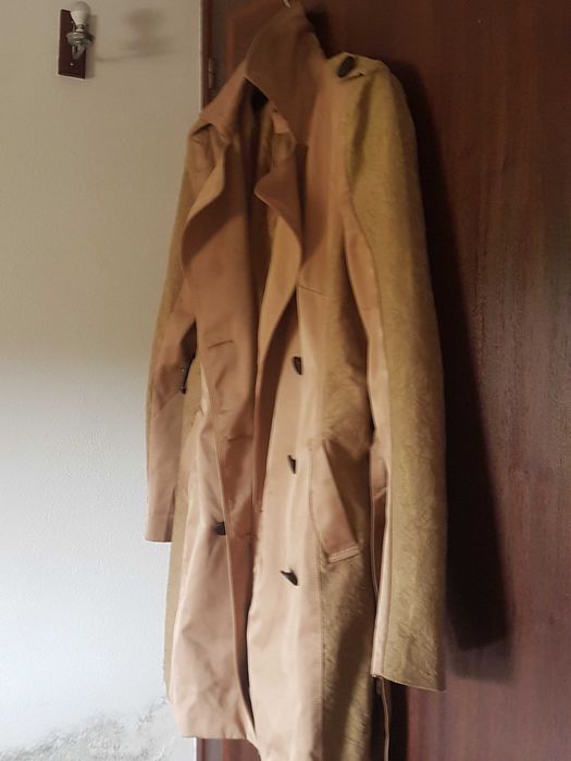 Vendo lindo casaco impermeável para todas as estações.
