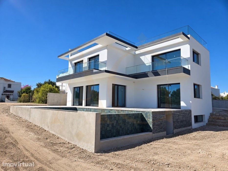 Moradia T4 de Luxo com Piscina Infinita e Vista Mar