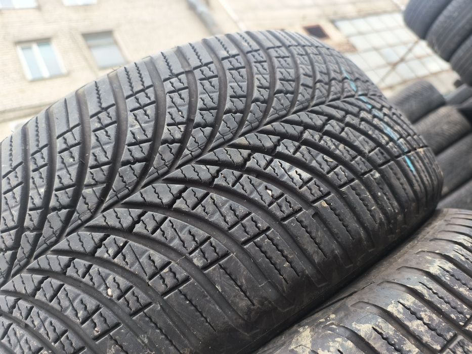 255/45R19 Good year all season