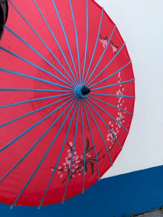 Sombrinha chinesa com estrutura em madeira