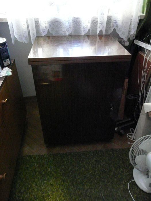 Maszyna do szycia ze stolikiem roboczym