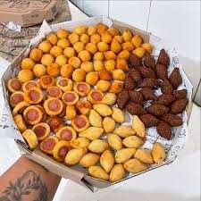 Salgados variados deliciosos fritos ou congelados