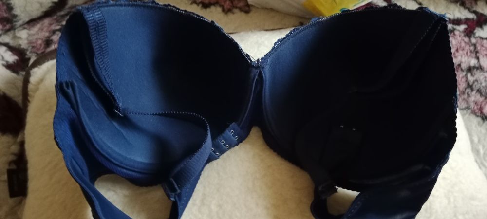 biustonosz  W kolorze ciemno niebieskim firma Feeling