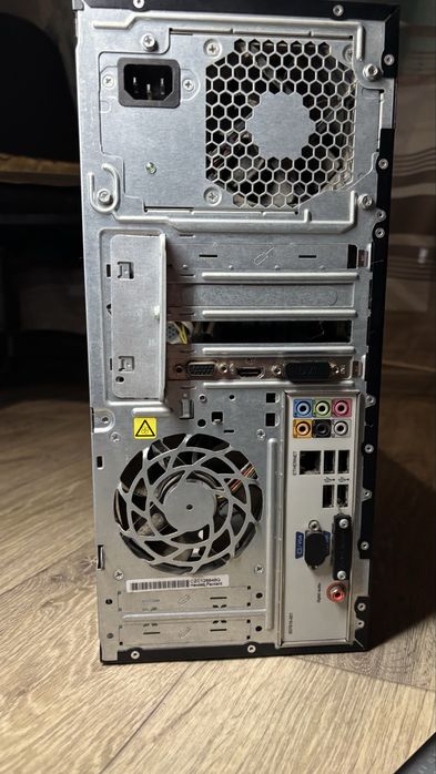 Компʼютер у повному комплекті. Сист. блок, монітор, колонки