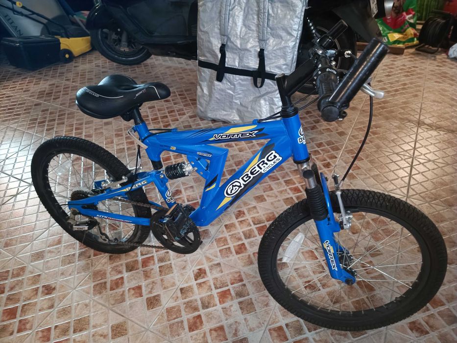 Bicicleta BTT Berg Junior Suspensão à frente e atrás. Bom estado.