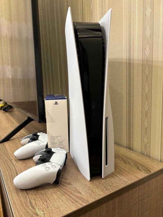 Playstation 5 (PS5) - 825 GB - два джойстики