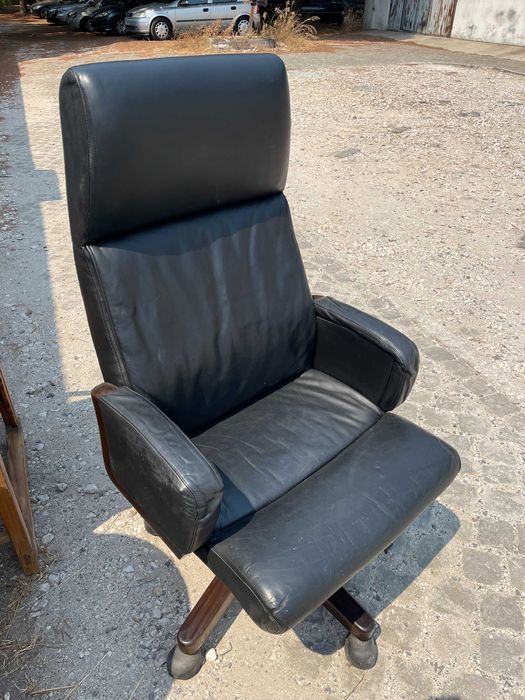 Cadeira de escritório ergonómica em cabedal e madeira
