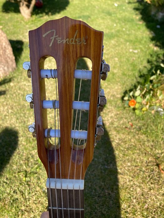 Viola Fender castanha