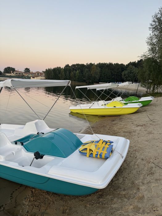 Катамарани з тентом