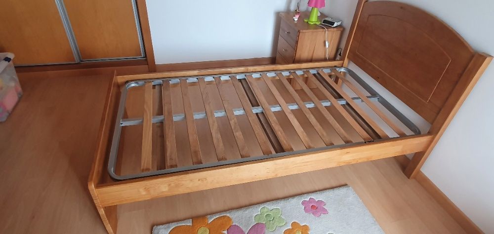 Cama individual em madeira maciça Pinho Mel com estrado e colchão