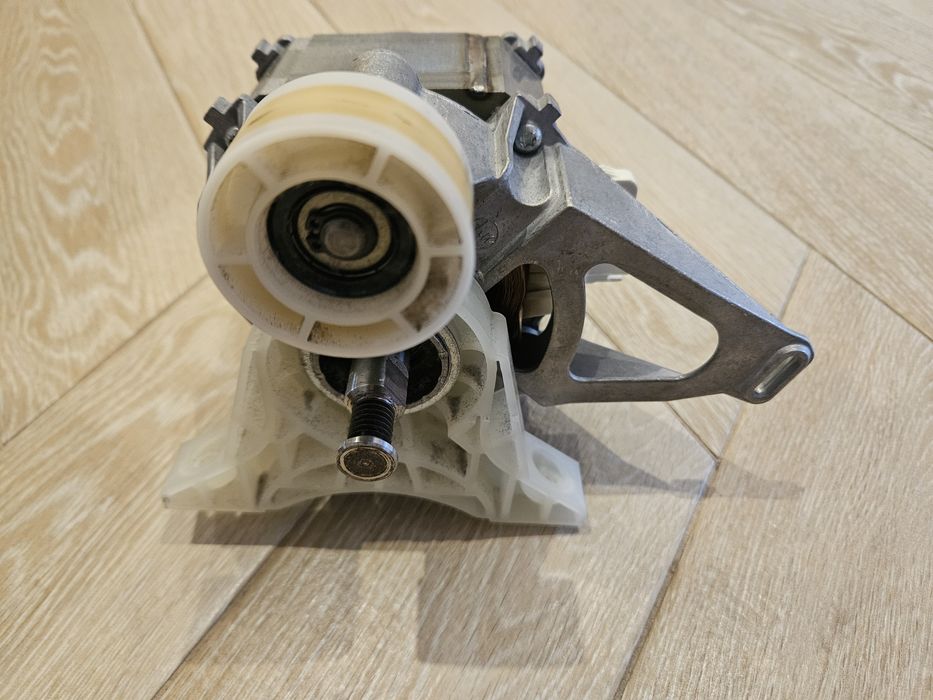 Silnik suszarki Bosch Serie 6 WTW8546EPL