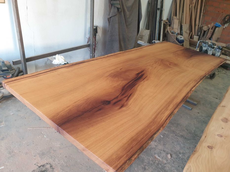 Mesa em madeira maciça rústica,borda o vivo.Rustic solid wood table