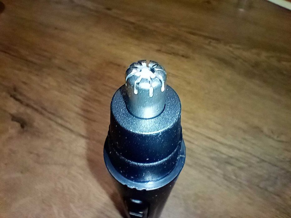 Elektryczny trymer do włosów uszu i nosa.