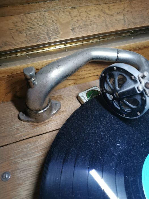 Gramofon na korbkę Antyk