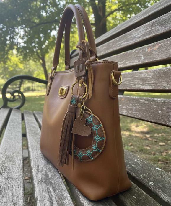 Skórzana zawieszka do torebki amulet, brelok do kluczy ręcznie robiony