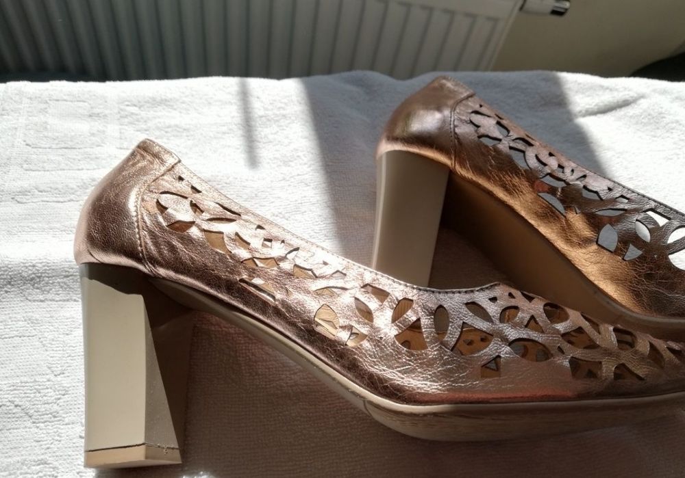 Eleganckie ażurowe buty miedziane Aga 40