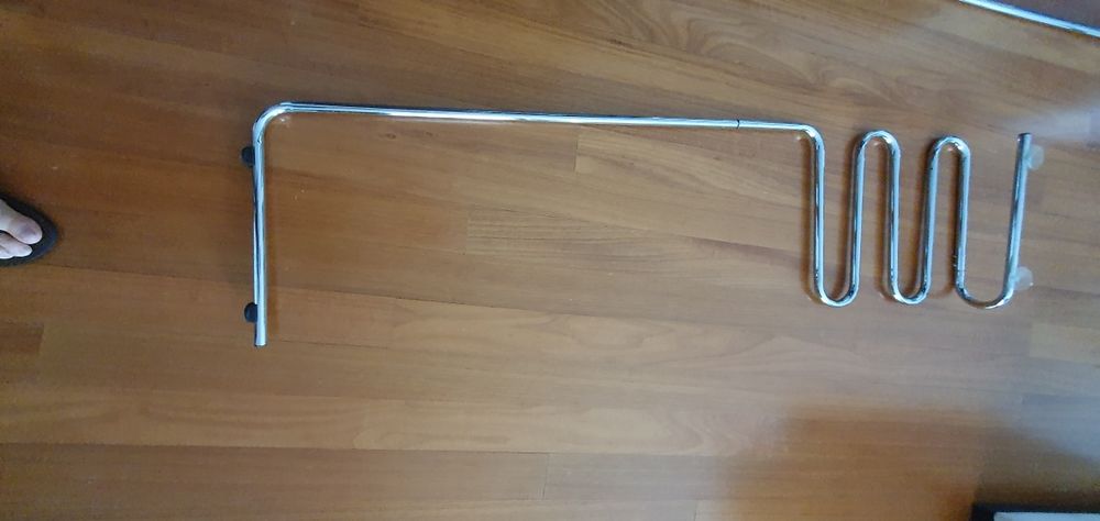 2 Toalheiros de pé.