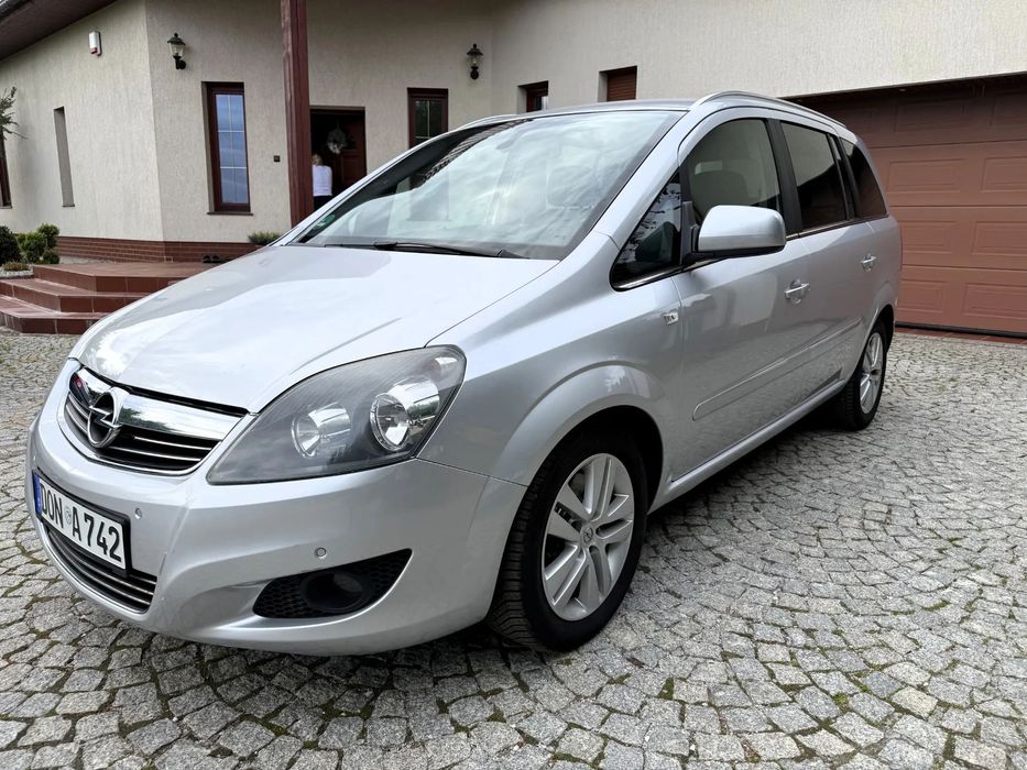 Opel Zafira opłacony bezwypadkowy stan bardzo dobry