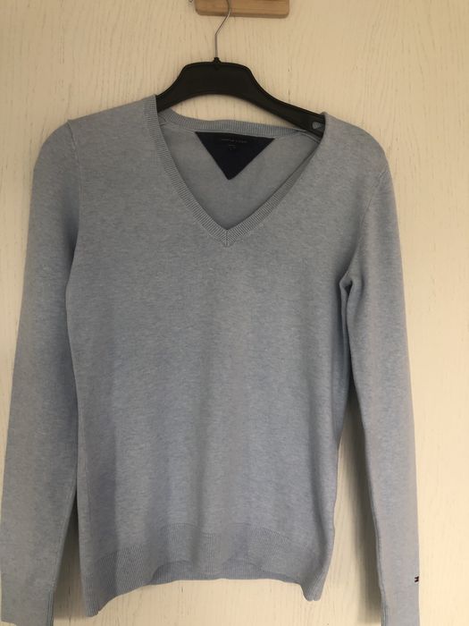 Błękitny swetrek w serek damski