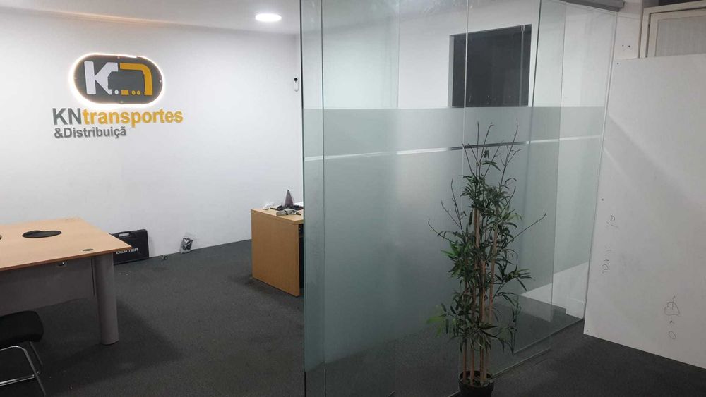 Escritório para alugar com gabinete fechado 350€/mês.