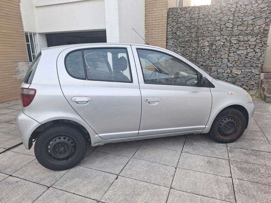 Toyota Yaris 2001 em bom estado