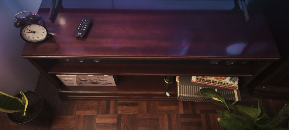 Móvel com TV , dois estantes e dois tabuas
