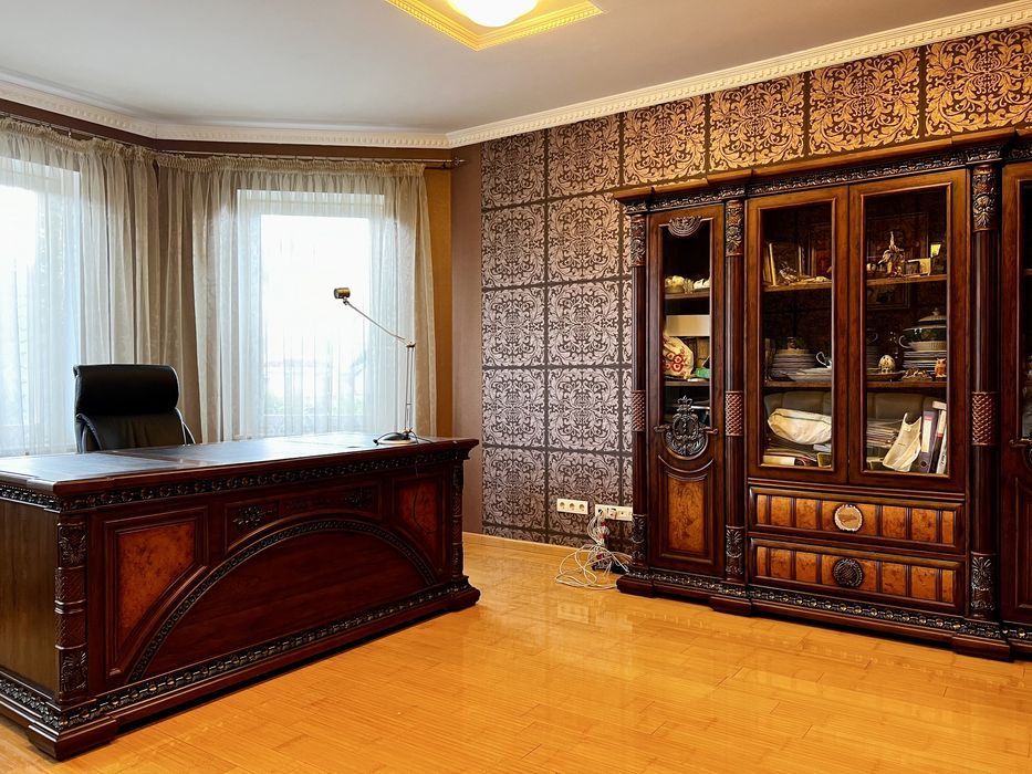 Будинок в районі вул. Буковинської (Беверлі Хіллс.) Є басейн