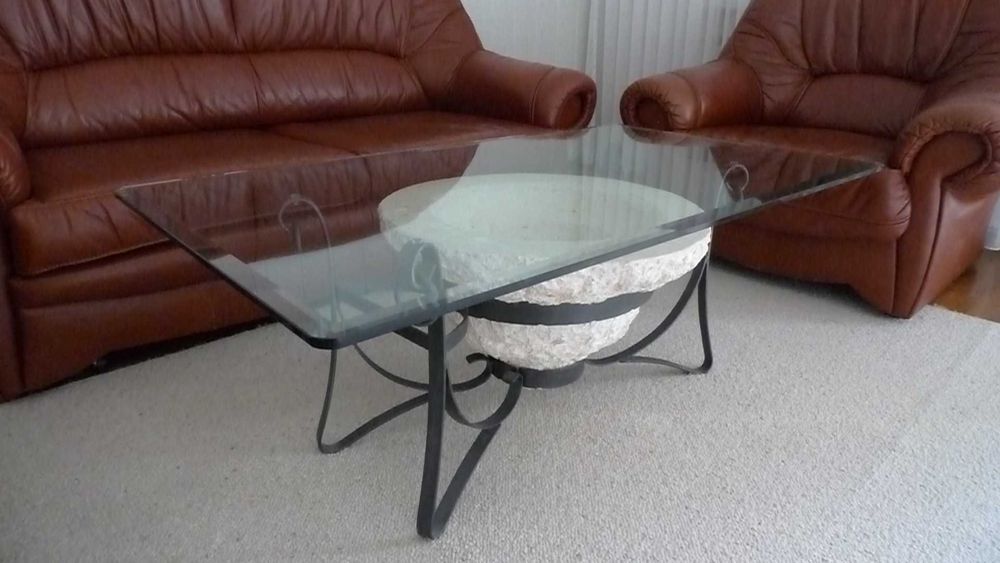 stolik z grubego szkła i elementem ozdobnym w postaci misy z trawerynu