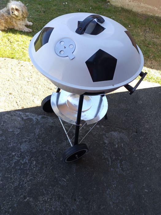 Grill węglowy piłka