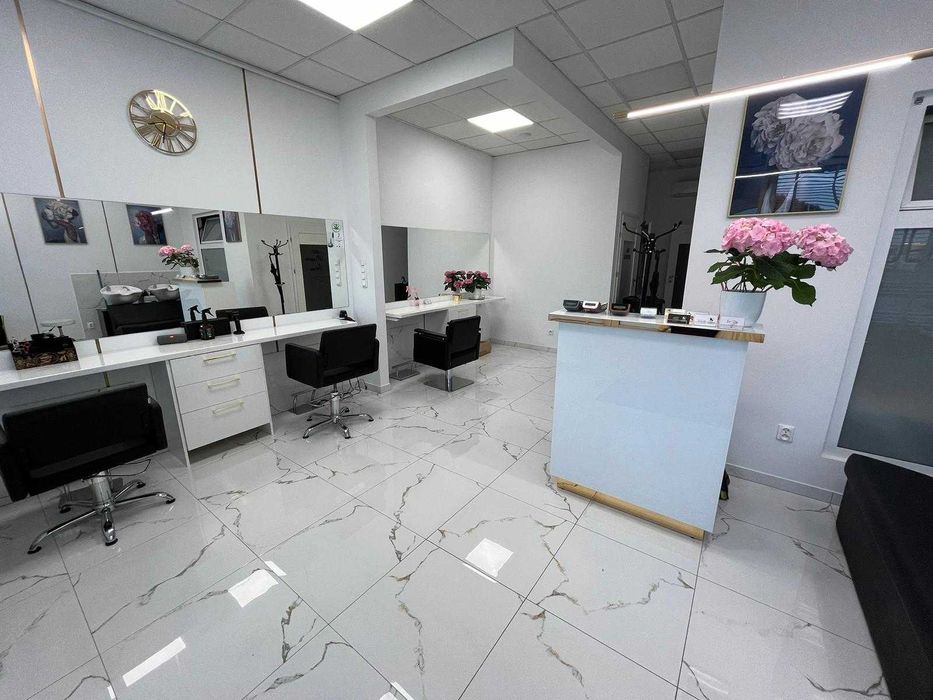 Gabinet z prywatną w łazienką w salonie fryzjerskim na wynajem