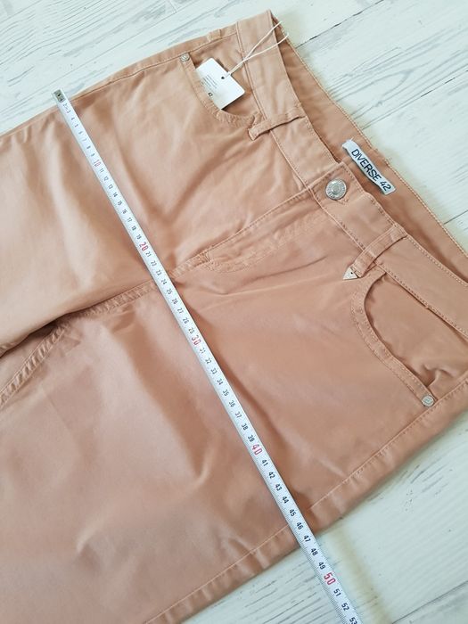Beżowe spodnie marki DIVERSE rozm. 42
