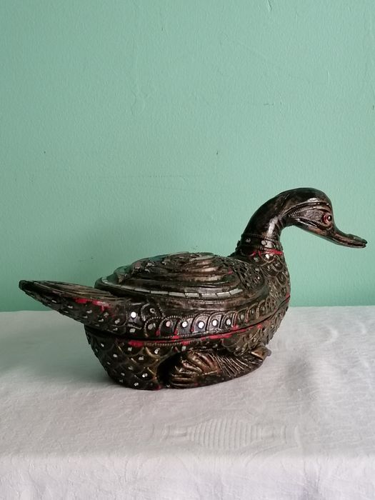 Caixa  madeira esculpida com incustracoes