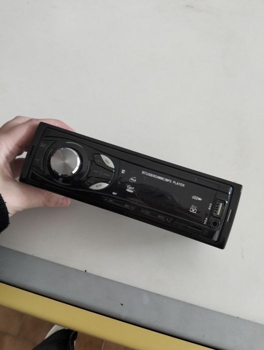 Radio de carro universal.