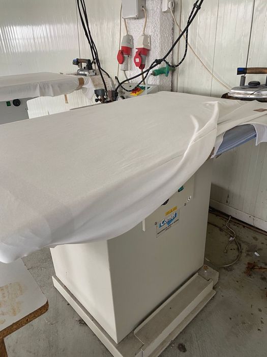 Mesas e ferro industrial textil