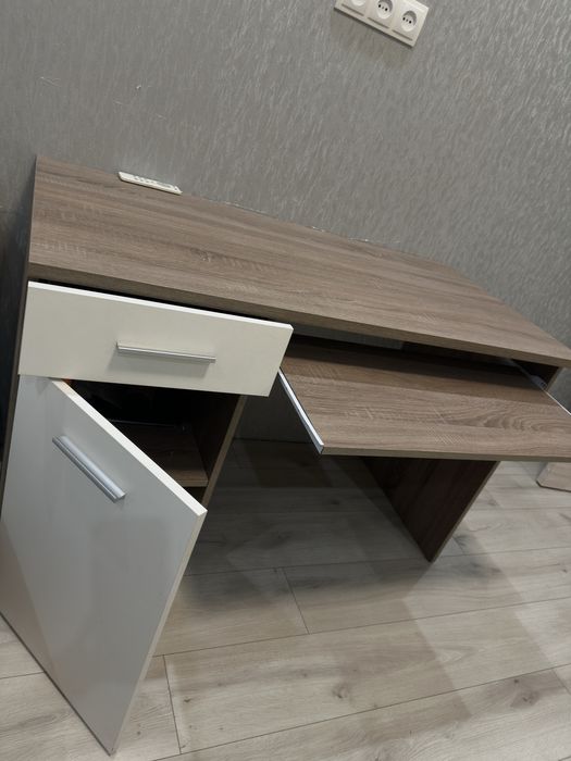 Продаж письмового столу, новий стан користувались місяць