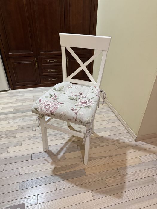 Стілець із дерева білий