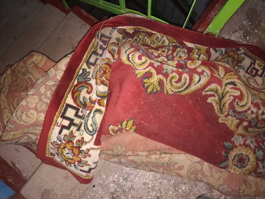 Продам ковра на пол!розміри 2 метра на 3 метра!теплий і приємний.