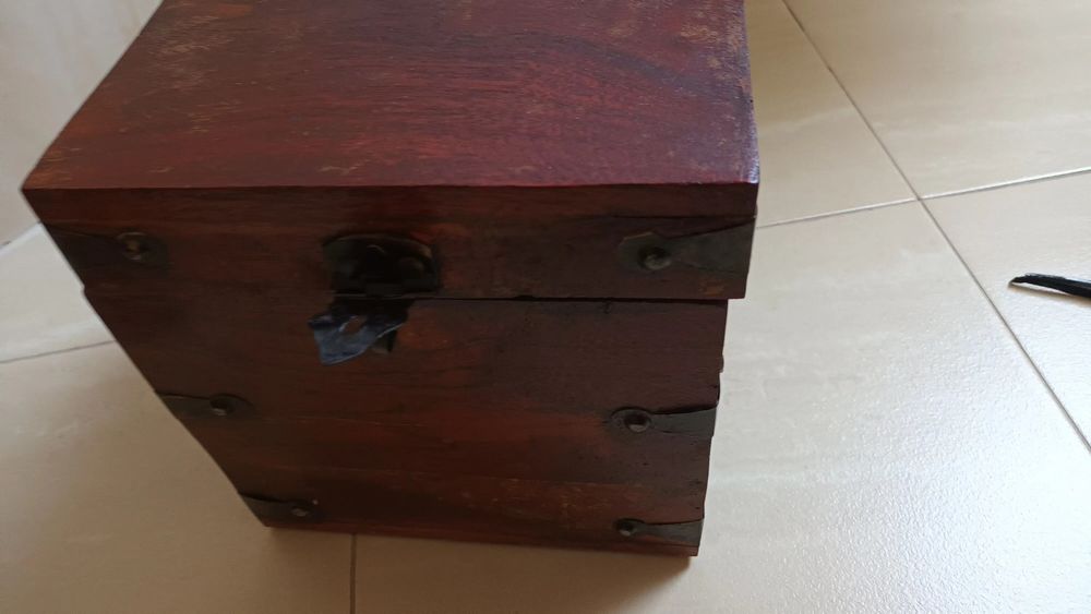 Kolonialna skrzynka na drobiazgi