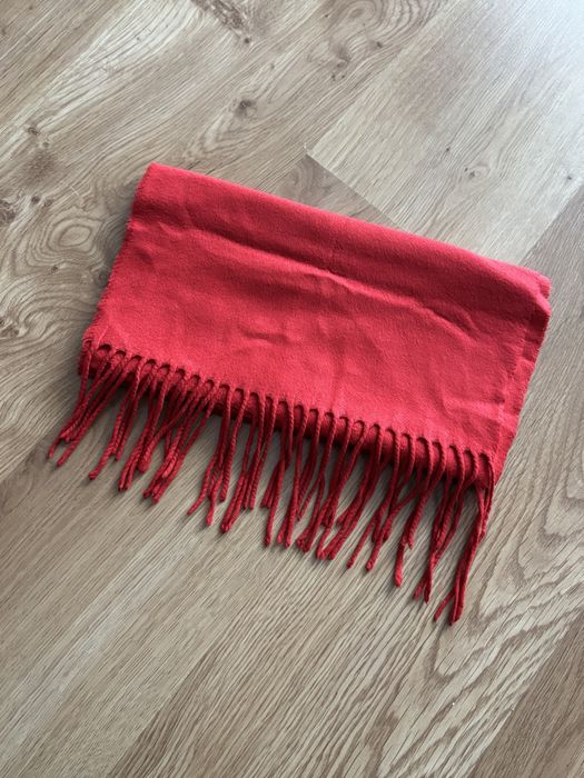Czerwony szalik basic z frędzlami