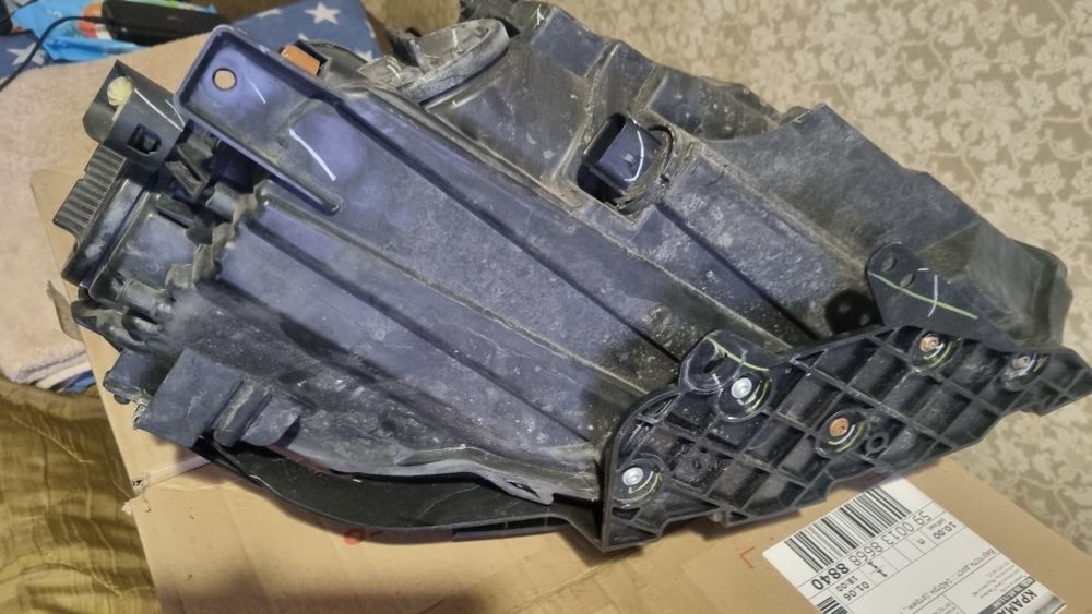 Фари оригінал на Jeep compass 2018 рік Права ціла, ліва під ремонт