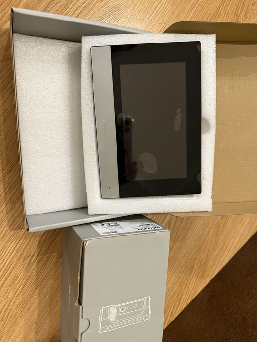 Hikvision DS-KH6320-TE1 i DS-KB8113-IME1(B) комплект IP відеодомофона
