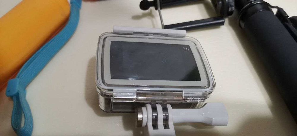 Экшн камера Xiaomi Yi Lite + аквабокс + Bluetooth-монопод + 2 поплавка