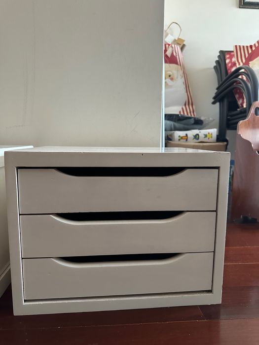 Caixas brancas com 3 gavetas