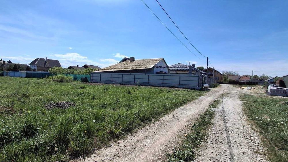 Продається земельна ділянка 10 соток під забудову в с. Хриплин, світло газ асфальт будинки