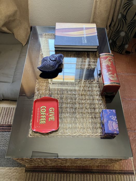 Mesa de centro com tanlo de vidro