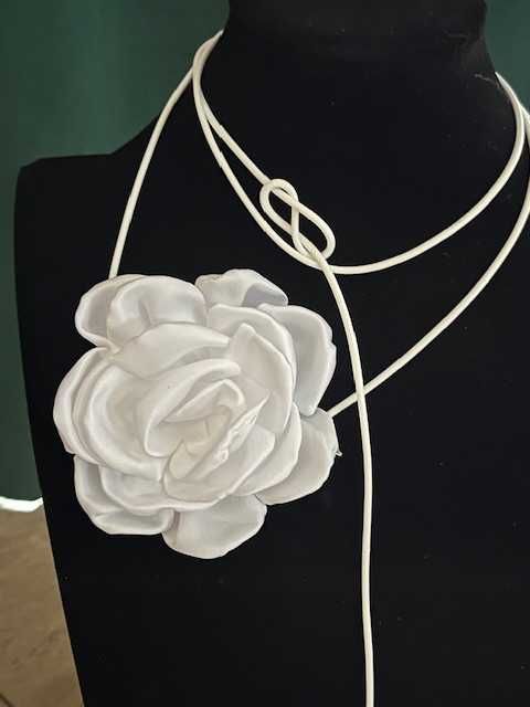 Choker kwiat wiązany na szyję na ręke