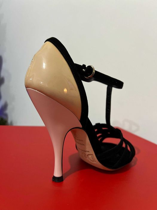 Sandália em pele D&G Originais.
