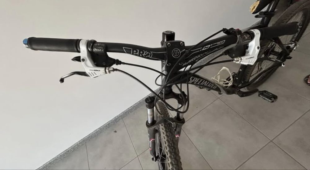 Specialized Hardrock Sport – BTT | Travões de Disco | Excelente Base para Trilhos e Cidade