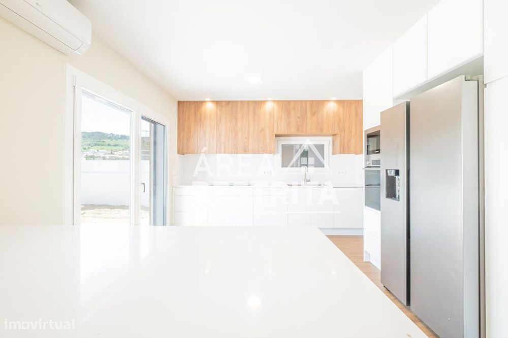 Moradia T4 Isolada com Piscina, Suite e Garagem  em Azeitão