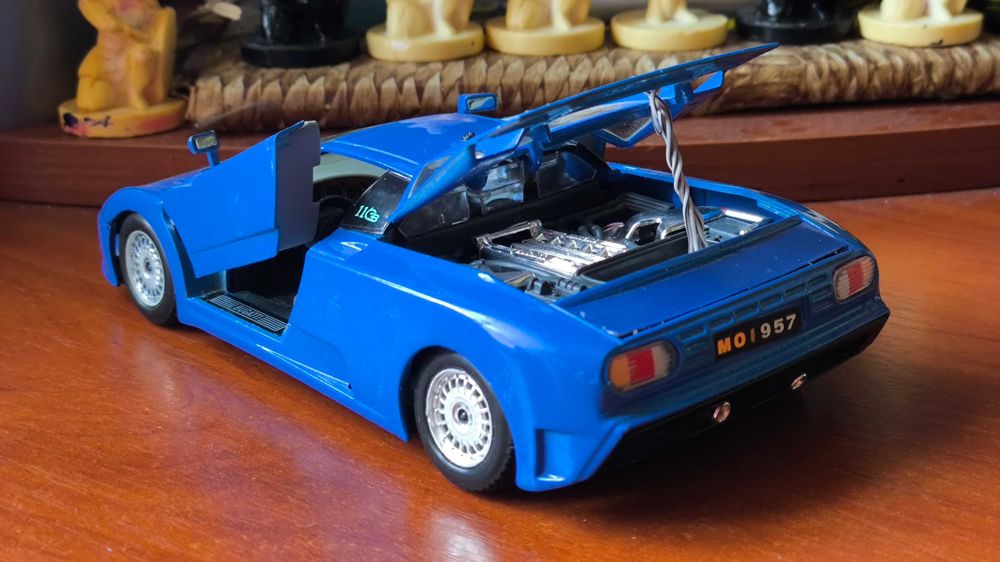 Машинка Bugatti EB110 1/24 Bburago
